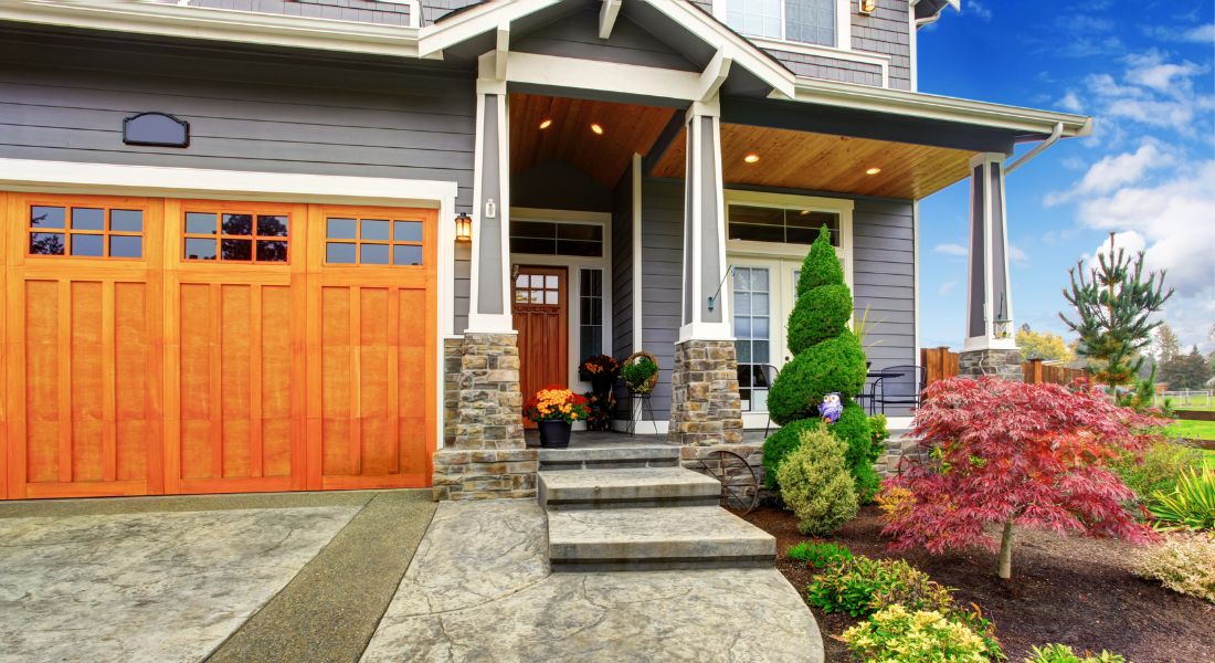 front of home showing amazing curb appeal